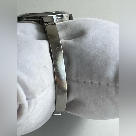 GUCCI 105 Flower diamond Bangle series YA105514 ladies watch. - Picture 6 of 13